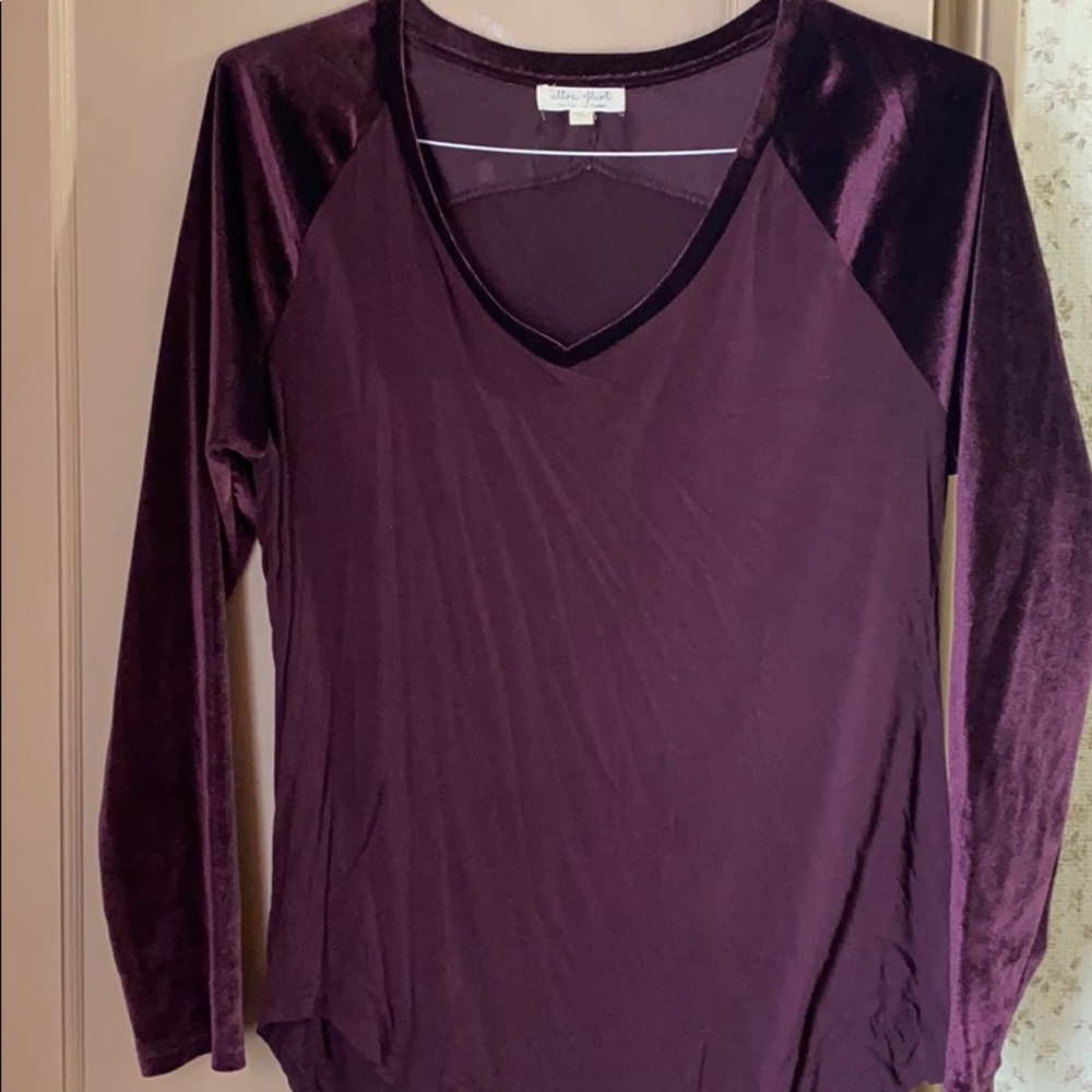 Long sleeve shirt, velvet sleeves MAKE AN OFFER❗️